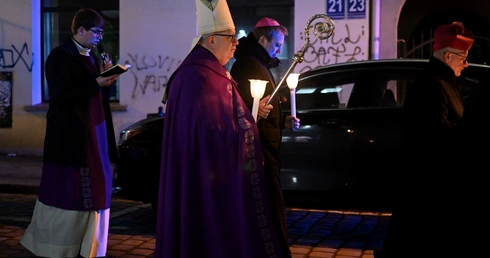 Liturgia stacyjna w Opolu. Procesja do katedry