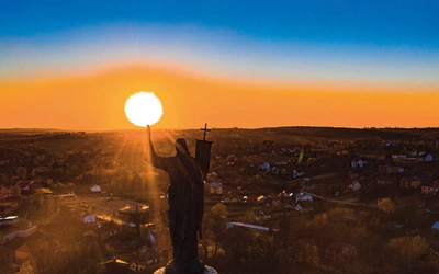 Figura Chrystusa zmartwychwstałego  na Bazylice Grobu Bożego  w Miechowie.