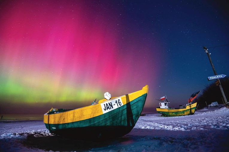 Kolor zorzy zależy od długości fali, jaką emitują poszczególne cząstki atmosfery.  Tlen „barwi” zorzę na zielono i czerwono,  a azot na niebiesko i zielono