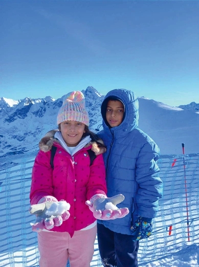 Kym i Carl na Kasprowym Wierchu po raz pierwszy  zobaczyli śnieg 