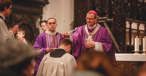 Popiół zdejmuje maski