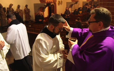 Posypanie głów popiołem