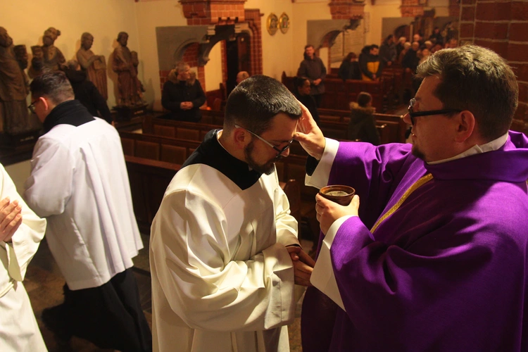 Posypanie głów popiołem