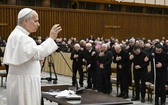 Papież Leon XIV podczas potkania z kapłanami diecezji rzymskiej
