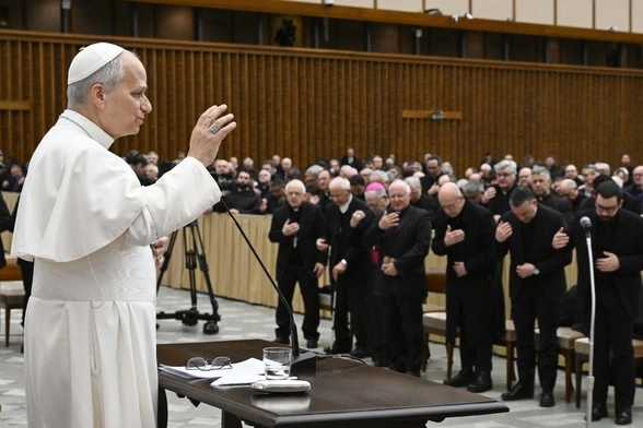 Papież Leon XIV podczas potkania z kapłanami diecezji rzymskiej