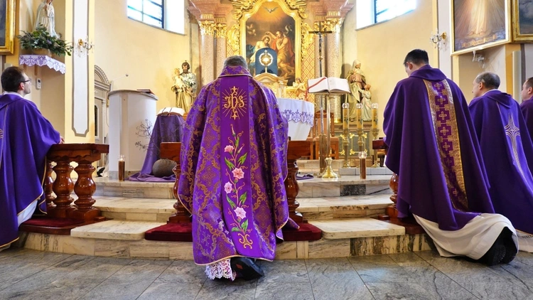 Od 19 lutego 2026 r. w Brennej Centrum trwa dzienna adoracja Najświętszego Sakramentu.