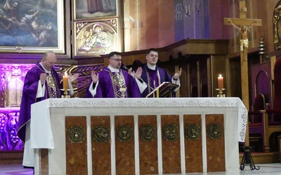 Katedra św. Mikołaja w Bielsku-Białej. Modlitwa za osoby skrzywdzone wykorzystaniem seksualnym