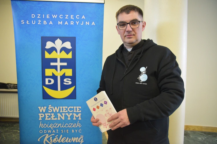Ołtarz, różaniec, piłka i taniec