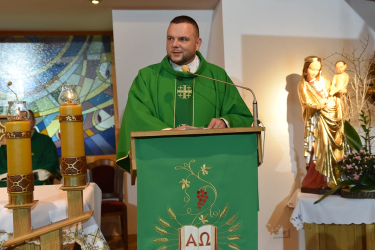 Ołtarz, różaniec, piłka i taniec