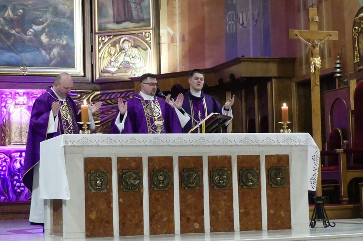 Ks. Tomasz Sroka w Bielsku-Białej o głodzie miłości wobec skrzywdzonych