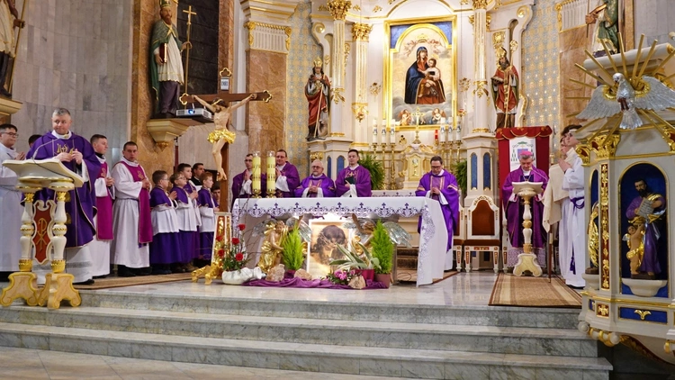 Andrychów razem z bp. Romanem Pindlem modlił się za osoby skrzywdzone