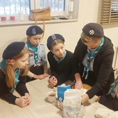 Schludny mundur i drożdżówka z kruszonką