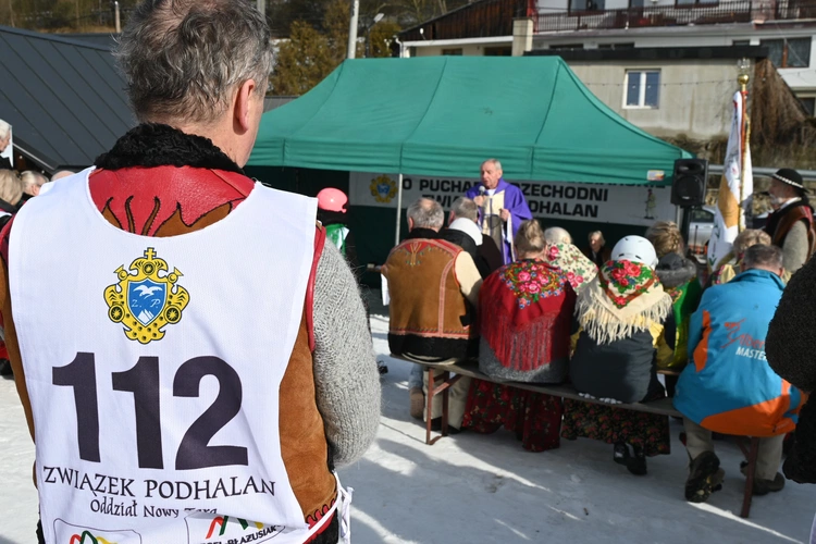 W góralskim stroju na nartach 