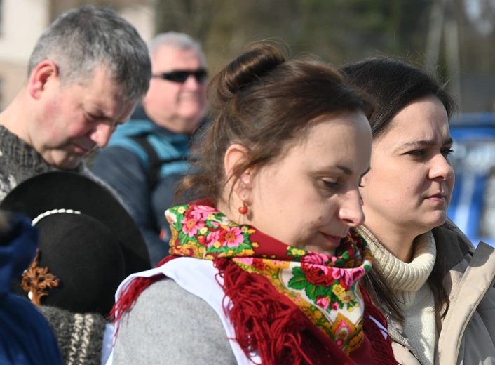 W góralskim stroju na nartach 