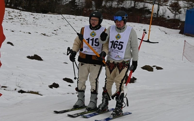 W góralskim stroju na nartach 