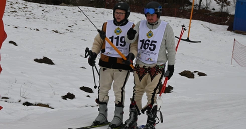 W góralskim stroju na nartach 