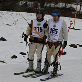 W góralskim stroju na nartach 