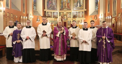 W drodze do kapłaństwa otrzymali posługi lektoratu i akolitatu
