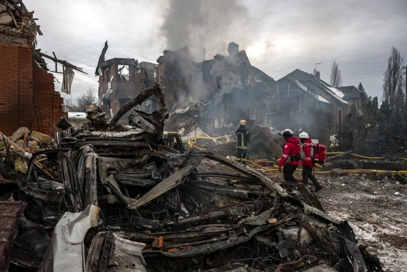 Zniszczenia po rosyjskim ataku rakietowym na mieszkalną dzielnicę Kijowa, 22 bm