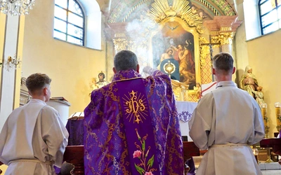 Bp Roman Pindel zainaugurował całodzienną adorację w kolejnej świątyni. 