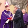 W imieniu księdza prałata medal od władz samorządu województwa odebrał abp Stanisław Budzik. 