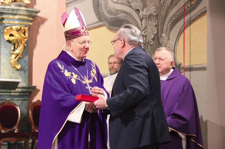 W imieniu księdza prałata medal od władz samorządu województwa odebrał abp Stanisław Budzik. 