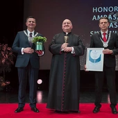 Ks. Grzegorz Gołąb jest pierwszym kapłanem, który otrzymał tytuł Honorowego Ambasadora Miasta Skierniewice.