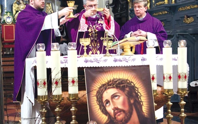 We wszystkich świątyniach odprawiono Eucharystię z obrzędem posypania  głów.