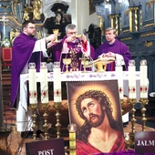 We wszystkich świątyniach odprawiono Eucharystię z obrzędem posypania  głów.