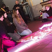 Czuwający klękali przy krzyżu na chwilę osobistej modlitwy.