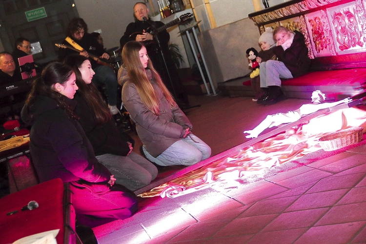 Czuwający klękali przy krzyżu na chwilę osobistej modlitwy.