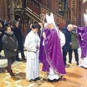 Posypanie głów popiołem na znak pokuty.