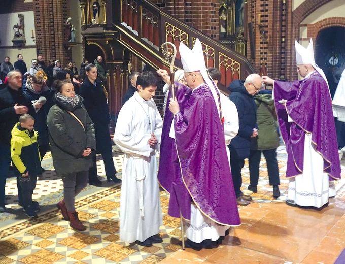 Posypanie głów popiołem na znak pokuty.