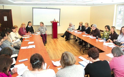 Jak służyć pomocą Matce Bożej i Panu Bogu, tłumaczyła paniom Barbara Chmielewska.