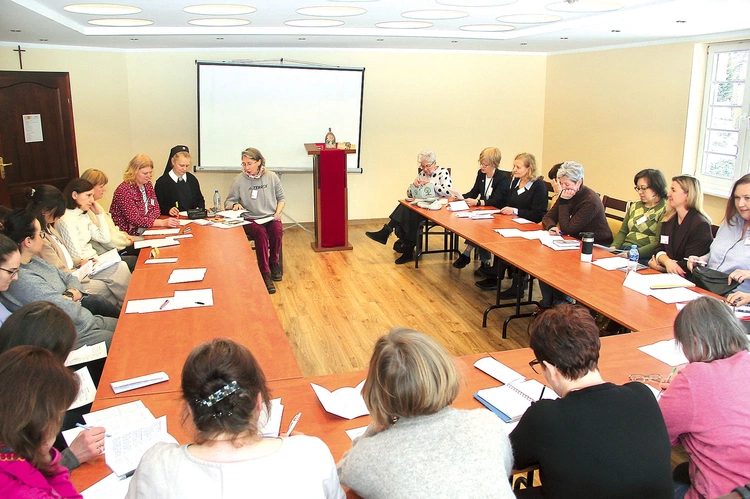 Jak służyć pomocą Matce Bożej i Panu Bogu, tłumaczyła paniom Barbara Chmielewska.