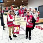 Prowadzący zbiórkę w jej trakcie bardzo starają się pozytywnie zaskoczyć klientów. Przebrania czy ozdoby na wózkach od razu wywołują uśmiech i zapraszają do włączenia się do inicjatywy.