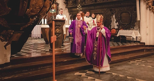 Pielgrzymującym do kościołów stacyjnych będzie towarzyszył krzyż, pobłogosławiony przez abp. Tadeusza Wojdę na zakończenie Eucharystii.