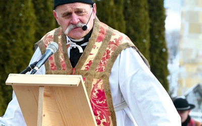 W rolę ks. Kmietowicza wcielił się Stanisław Apostoł z Nowego Targu. 