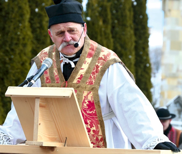 W rolę ks. Kmietowicza wcielił się Stanisław Apostoł z Nowego Targu. 