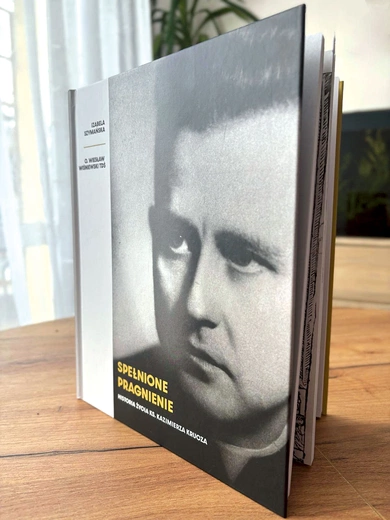 Cegiełką wspierającą stypendium jest album o ks. Kazimierzu Kruczu. Za pomocą zdjęć i świadectw opisano jego działania i osobowość. Więcej informacji na www.spotkajmysiepodjerycho.pl.