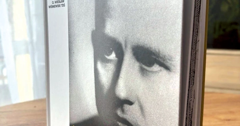 Cegiełką wspierającą stypendium jest album o ks. Kazimierzu Kruczu. Za pomocą zdjęć i świadectw opisano jego działania i osobowość. Więcej informacji na www.spotkajmysiepodjerycho.pl.