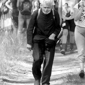 Przez dziesiątki lat ks. Kazimierz wędrował z pielgrzymami z Legnicy na Jasną Górę. 