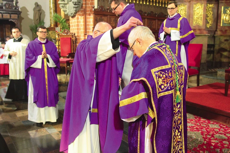 Posypanie głowy popiołem na znak pokuty i wzmożonej  pracy nad sobą.