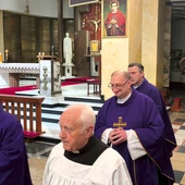 – Podziwiając bł. Jerzego, powinniśmy iść jego śladami, gromadzić się nadal na tej modlitwie, którą on zapoczątkował – mówił biskup.