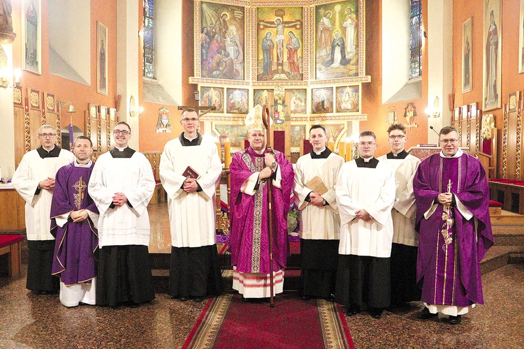 Klerykom towarzyszyli rodzina, bliscy i przyjaciele oraz przedstawiciele wspólnoty seminaryjnej.