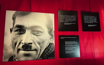 W toku badań odkryto, że zdarzały się przypadki, iż karę śmierci w więzieniu wykonywali także pracownicy śledczy, których formalnym zadaniem było przesłuchiwanie więźniów. Ekspozycja przybliża biogramy „zawodowych” oprawców. 