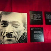 W toku badań odkryto, że zdarzały się przypadki, iż karę śmierci w więzieniu wykonywali także pracownicy śledczy, których formalnym zadaniem było przesłuchiwanie więźniów. Ekspozycja przybliża biogramy „zawodowych” oprawców. 