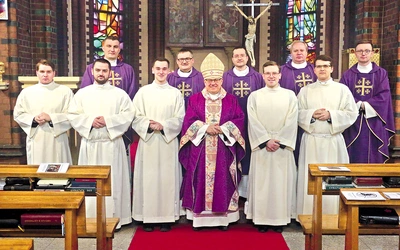 – Myślicie, że nigdy nie traficie na pustynię pokusy. Jeśli masz zamiar służyć Bogu, przygotuj się na doświadczenia – mówił rekolekcjonista.