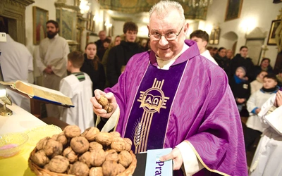 Ks. prał. Andrzej Piórek pobłogosławił orzechy,  które każdy  mógł potem zabrać  ze sobą  do domu.