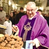 Ks. prał. Andrzej Piórek pobłogosławił orzechy,  które każdy  mógł potem zabrać  ze sobą  do domu.